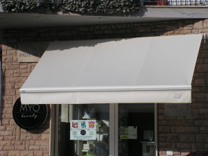 tenda da sole per negozio con logo stampato su mantovana RIF: TS277