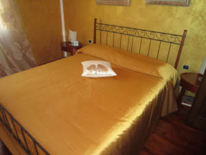 copriletto in raso con cuscino coordinato alle tende RIF: CA32