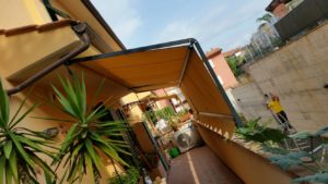 tenda a capanno con guide in antracite appositamente verniciate RIF: TS3