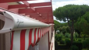 tenda t9 a cassonetto a righe rosse e bianche RIF: TS204