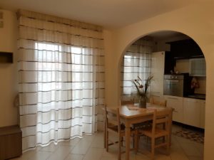 tende su binari in tessuto a righe per sala e cucina RIF: TC69