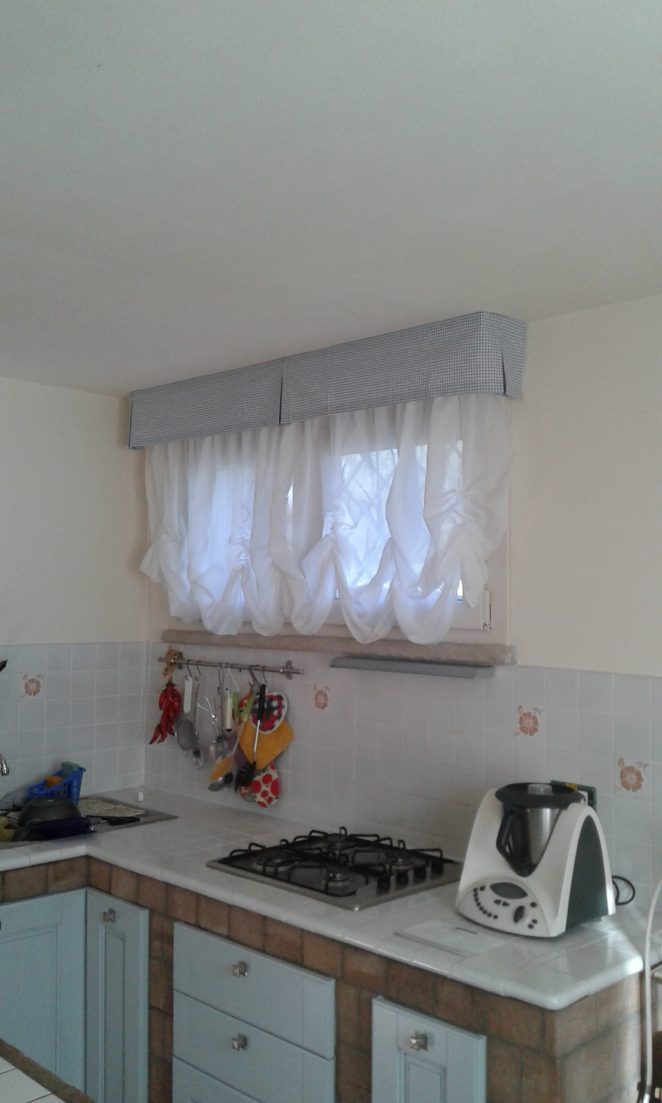 tende a finto pacchetto con mantovane coordinate per finestra della cucina