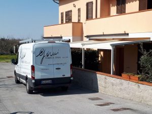 pergola addossata e motorizzata di gani per cortile esterno di bifamiliare RIF: SE109