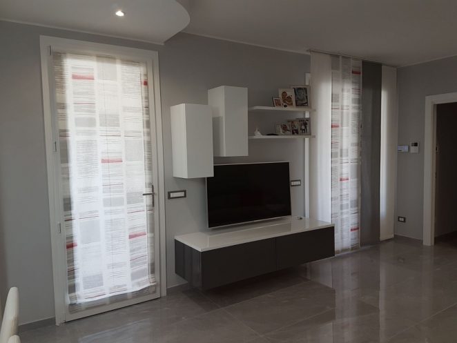 tende a pannelli e tenda a pacchetto a vetro per restyling zona living