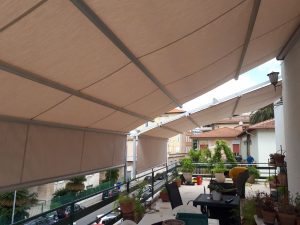 due tende a capanno a tinta unita per schermatura terrazza RIF: TS21