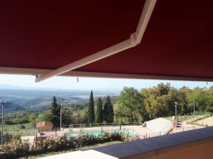 tenda a bracci rossa con vista su piscina RIF: TS84