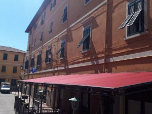 copertura su misura per tettoia di locale RIF: SE120