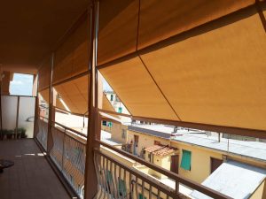 3 tende a caduta con guide laterali coordinate per terrazzo RIF: TS338