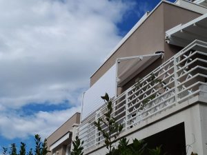 tenda ad attico a tinta unita bianca