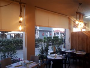 tende a rullo per schermatura vetrate ristorante