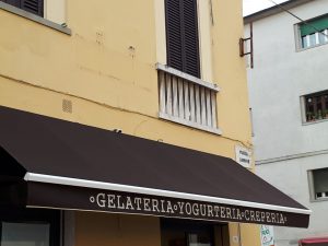 tenda a bracci su misura per gelateria con stampa personalizzata su mantovana liscia