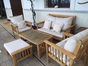 cuscini in tessuto da esterni antimuffa e lavabile in colore chiaro realizzati in toscana