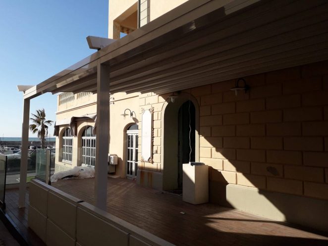 pergola personalizzata in alluminio gani per copertura spazi esterni ristorante a san vincenzo (provincia di livorno)