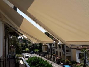 2 tende a bracci in tessuto microforato a firenze