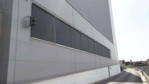 10 tende a caduta verticale motorizzate con cavetti in acciaio inox e in tessuto microforato