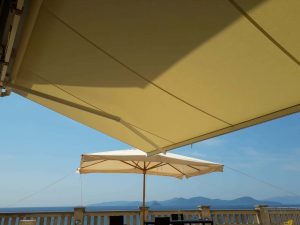 tenda a bracci con barra quadra in alluminio per schermatura parziale di ampia terrazza sul mare