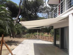 tenda a bracci motorizzata e con barra quadra di rinforzo per schermatura di patio di villa