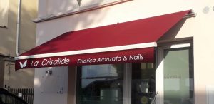 tenda a bracci rossa con logo e scritta di centro estetico La Crisalide a La California (Li)