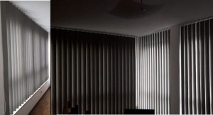 tende a strisce verticali in tessuto filtrante per ampio studio di appartamento
