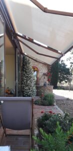 2 tende a bracci con struttura con colore coordinato agli infissi in tessuto microforato