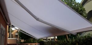 tenda a bracci su misura a tinta unita chiara